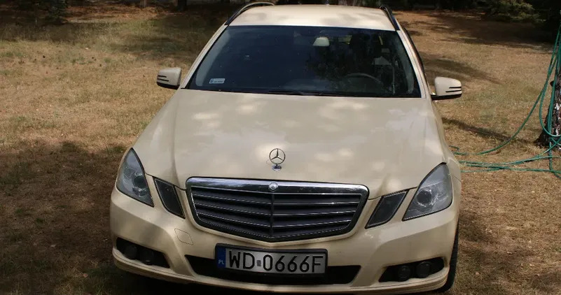 samochody osobowe Mercedes-Benz Klasa E cena 25900 przebieg: 415000, rok produkcji 2010 z Warszawa